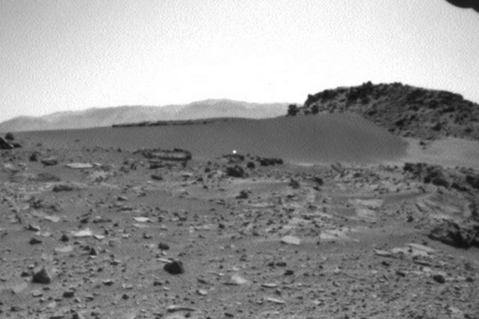 Ảnh được chụp trên sao Hỏa bởi tàu Curiosity (Nguồn: Marsmobile.jpl.nasa.gov)
