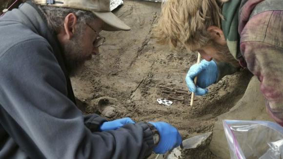 GS.Ben Potter (trái) và Josh Reuther thuộc ĐH Alaska Fairbanks (UAF) đang khai quật nơi chôn cất 2 hài cốt trẻ sơ sinh tại Upward Sun River, Alaska.