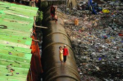 Nước ở Mumbai, Ấn Độ rất đắt đỏ, nhiều cư dân khu ổ chuột đã tận dụng những chỗ rò rỉ được tìm thấy hoặc tự mình tạo ra trên những đường ống lớn dẫn nước đến khu dân cư giàu có. Người nghèo của thành phố tránh rác thải của con người và xung quanh ngôi nhà bằng cách đi bộ trên các đường ống này.