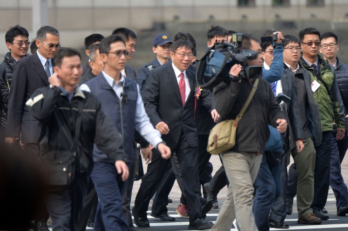 Thị trưởng Đài Bắc, tiến sĩ Kha Văn Triết (giữa, cà vạt đỏ) đang được vây quanh bởi các phóng viên trong ngày đầu nhậm chức (CNA News)