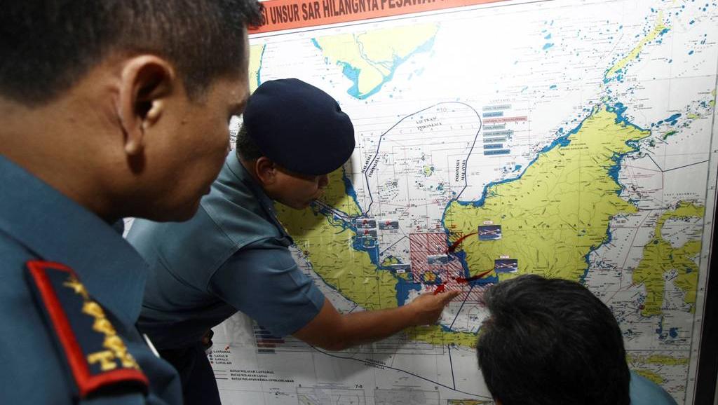 Hải quân Indonesia trên đảo Batam đang phân chia bản đồ thành nhiều khu vực để tìm kiếm máy bay QZ8501l của AirAsia - Reuters