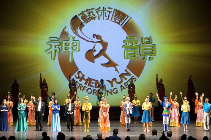Khán giả nồng nhiệt vỗ tay mời đoàn diễn Nghệ thuật Thần Vận diễn tiếp tại Trung tâm Nghệ thuật Quốc gia Ottawa vào ngày 03 tháng 01, năm 2014. Shen Yun sẽ khởi đầu tour lưu diễn toàn cầu ở Canada vào ngày 27 Tháng 12, và sẽ có những đêm diễn trong tám thành phố lớn trên cả nước. (Evan Ning / Epoch Times)