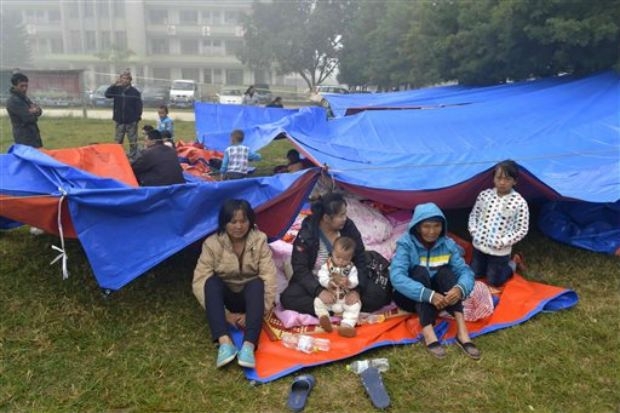 Người dân tị nạn trong trận động đất ngày 7/10/2014 tại Vân Nam.