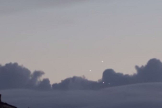 Một nhân chứng tại Pháp tuyên bố rằng đã phát hiện ít nhất bốn “UFO” (vật thể bay không xác định) trên bầu trời Paris, Pháp vài ngày trước. (YouTube/screenshot/User: WTFflow)