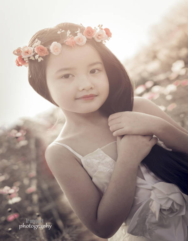 Bé gái 6 tuổi trong sáng như thiên thần