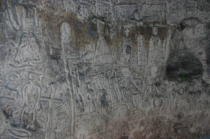 The mysterious and elaborately carved walls of Royston Cave. (Sizbut/Flickr)