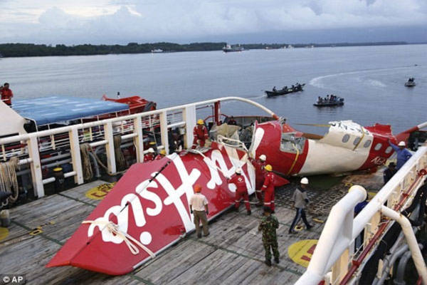 Máy bay AirAsia phát nổ trước khi rơi xuống biển