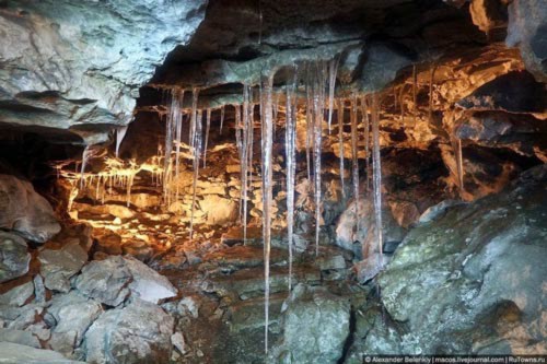 Những viên "kim cương" khổng lồ trong hang động ở Nga - 2