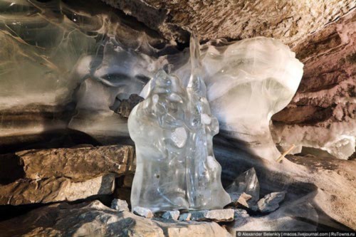 Những viên "kim cương" khổng lồ trong hang động ở Nga - 10