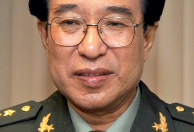 Ông Từ Tài Hậu tại buổi thảo luận về an ninh tại Lầu Năm Góc tháng 10 năm 2009.Theo Nhật báo Phương Đông, ông Từ đã cố gắng chuyển 10 tỷ  NDT trong khối tài sản của mình đến Hồng Kông.(ảnh:wikimedia)