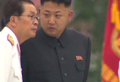 Kim Jong-Un và người chú Jang Song-Thaek (Ảnh: guns-pictures.drippic.com)