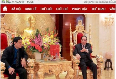 Tấm ảnh này được xem là nhạy cảm vì dinh thự nguy nga, nhiều đồ được nạm vàng và ghế rồng vàng như ngai vàng của Nông Đức Mạnh