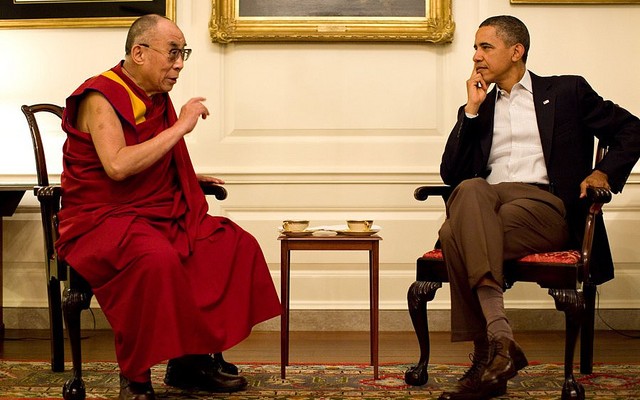 Đức Đạt Lai Lạt Ma và Tổng thống Barack Obama trong cuộc gặp tại Phòng Bản Đồ, Nhà Trắng, Washington DC ngày 16/7/2011 (Ảnh chính thức của Nhà Trắng bởi Peter Souza)