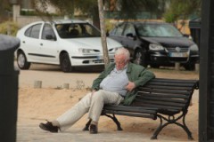 Một người lớn tuổi ngủ gục ở băng ghế trong công viên. (Henry Hemming/Flickr)