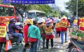 Sáng ngày 20/4/2015, hàng trăm tiểu thương đã tuần hành, biểu tình yêu cầu không phá bỏ chợ Đầm Tròn.
 danluan.org