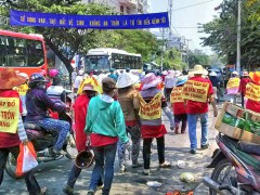 Sáng ngày 20/4/2015, hàng trăm tiểu thương đã tuần hành, biểu tình yêu cầu không phá bỏ chợ Đầm Tròn.
 danluan.org
