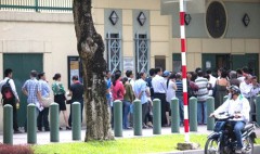 Cảnh xếp hàng trước Đại sứ quán Hoa Kỳ tại Tp.HCM (Ảnh: thesaigontimes.vn)