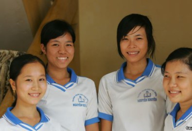Các em nữ sinh nhận được học bổng của Quỹ châu Á ở tỉnh An Giang. (Ảnh: Asia Foundation)