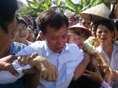 Ông Nguyễn Thanh Chấn ở Bắc Giang, người bị tù oan đến 10 năm trong ngày đoàn tụ với gia đình. (Ảnh: NLĐ)