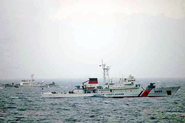 Tàu Cảnh sát biển VN 8003 và tàu cảnh sát biển Trung Quốc 45102  nguyentandung.org