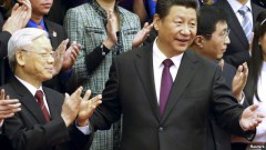 Hai nhà lãnh đạo Việt – Trung tỏ ra hồ hởi và thân thiện với nhau, trái ngược hẳn với năm ngoái, khi giới chức hai nước nhìn nhau với vẻ thiếu thiện cảm.