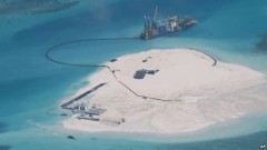 Ảnh vệ tinh cho thấy Trung Quốc tiến hành các hoạt động lấp biển lấy đất tại những đảo nhỏ mà Bắc Kinh chiếm đóng ở quần đảo Trường Sa, nơi Bắc Kinh có tranh chấp chủ quyền với Việt Nam, Philippines, Malaysia, Brunei và Đài Loan.