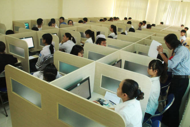 Các thi sinh chuẩn bị làm bài thi tại phòng máy, mỗi thí sinh làm một đề thi riêng do máy tính tổ hợp từ bộ cơ sở dữ liệu để nguồn, đề thi bao gồm 2 phần trắc nghiệm gồm phần bắt buộc và phần tự chọn - Ảnh: Hiếu Lương