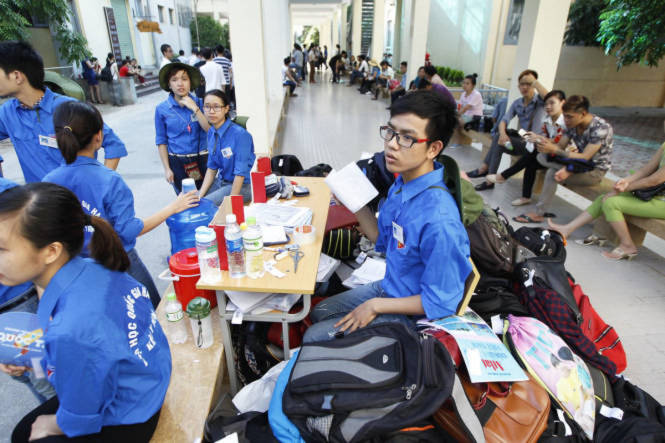 <br /><br /><br />
			. Lực lượng sinh viên tình nguyện trông giữ đồ cho các thí sinh - Ảnh: Nguyễn Khánh<br /><br /><br />
			