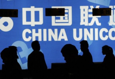 Khách hàng đang xem các sản phẩm tại một cửa hàng của China Unicom ở Bắc Kinh vào ngày 9/11/2004. Các điều tra viên của Đảng Cộng sản Trung Quốc gần đây đã phát hiện nạn gia đình trị tràn lan tại doanh nghiệp này. (Ảnh: Peter Parks/AFP/Getty Images).
