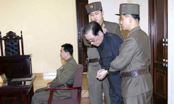 Ông Jang Song Thaek bị bắt giữ - Ảnh: theguardian.com