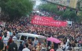 Người dân huyện Lân Thủy tuần hành biểu tình, ngày 17 tháng 5 năm 2015 (ảnh: Sina Weibo)