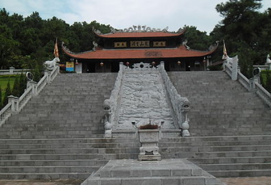 Đền thờ ông trên núi Phượng Hoàng. Ảnh wiki