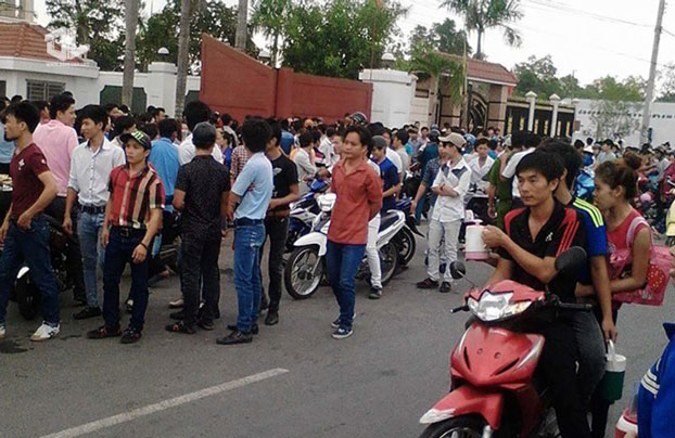 Khoảng 2.000 công nhân làm việc cho công ty Giày Da OSCO của Nhật đầu tư tại ấp Phú Thứ, xã An Phú, huyện Bến Cát, tỉnh Bình Dương sáng hôm qua tiến hành đình công. Courtesy danluan.org