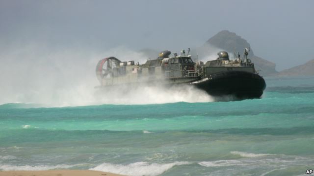 Một chiếc tàu đổ bộ của Hải quân Hoa Kỳ tiến nhanh về bờ biển tại Căn cứ Không quân Bellows, Oahu, Hawaii trong một cuộc diễn tập đổ bộ chung, 19/5/2015.