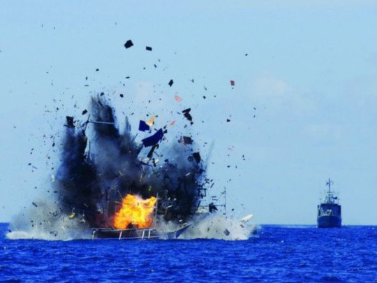Một tàu nước ngoài bị đánh chìm ngoài khơi tỉnh Bắc Sulawesi hôm 20-5. Ảnh: Reuters Một tàu nước ngoài bị đánh chìm ngoài khơi tỉnh Bắc Sulawesi hôm 20-5. Ảnh: Reuters