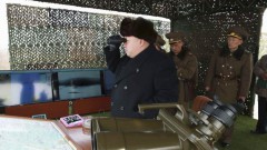 Kim Jong-un và các tướng lãnh Bắc Triều Tiên đang theo dõi một cuộc tập trận (Ảnh do KCNa công bố ngày 21/02/2015)