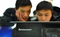 Khách hàng Trung Quốc kiểm tra máy tính tại một cửa hàng Lenovo ở Hàng Châu, tỉnh Chiết Giang, Trung Quốc, ngày 2 tháng 2, 2014. Các nhà nghiên cứu mới phát hiện ra máy tính Lenovo có thêm một lỗ hổng bảo mật với mức độ nghiêm trọng “High”. (STR / AFP / Getty Images)