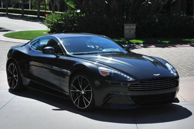 9- Aston Martin Vanquish (279.995 USD): Vanquish sử dụng động cơ V12 6.0 lít, công suất 565 mã lực và thời gian tăng tốc từ 0 lên 100 km/h sau 4,1 giây. Tốc độ tối đa 295 km/h. Ngoài phiên bản mui kín, chiếc coupe này còn có phiên bản mui trần mang tên Volante. Aston Martin Vanquish cũng là xe đầu tiên sử dụng các tấm ốp thân xe bằng vật liệu composite. 