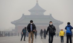Bức ảnh này chụp ngày 24/4/2014 cho thấy du khách phải đeo khẩu trang khi thăm quan Thiên Đàn trong khói bụi bao phủ ở Bắc Kinh. (Ảnh: STR/AFP/Getty Images)