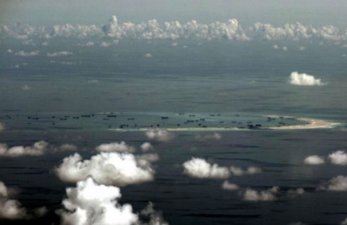 Bức hình chụp trên không từ máy bay quân sự Philippines cho thấy hoạt động khai khẩn tiếp diễn của Trung Quốc tại Đá Vành Khăn thuộc quần đảo Trường Sa tại Biển Nam Trung Hoa, phía tây Palawan, Philippines, ngày 11/5/2015.