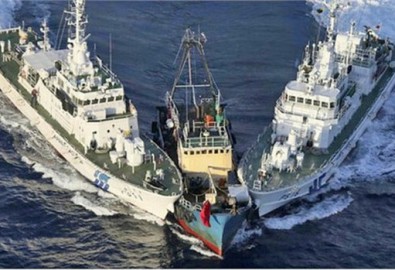 Tàu Trung Quốc đẩy ép tàu cá Việt Nam manh động hơn. (ảnh chụp tháng 6/2014). Doisongphapluat
