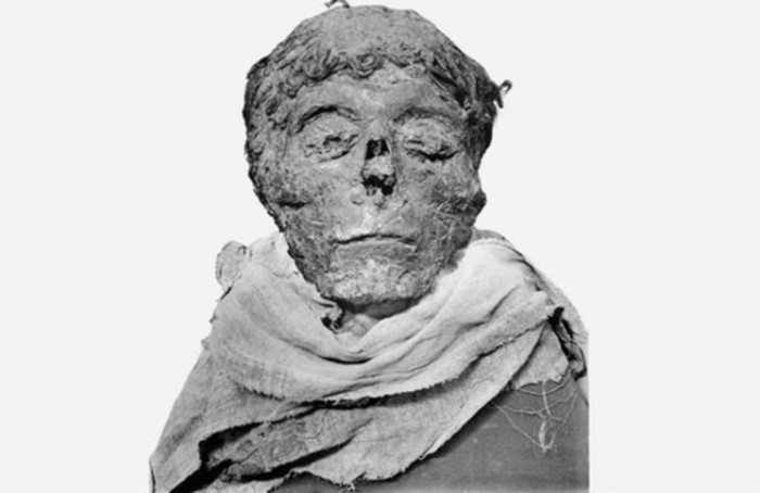 mummified-head-of-Egyptian-pharaoh Đầu xác ướp của Pharaoh Ai Cập Ahmose I, vị vua có thể được sinh ra bởi cặp cha mẹ là anh chị em. (Wikimedia Commons)