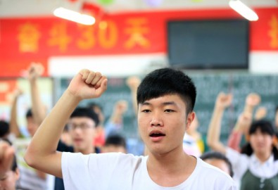Học sinh nguyện tuân theo các quy định của kì thi trước khi bước vào kỳ thi tuyển sinh đại học năm 2014 của Trung Quốc vào ngày 7/6/2014 tại thành phố Bạc Châu ở phía đông tỉnh An Huy. (AFP/AFP/Getty Images)
