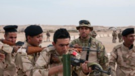 Cố vấn quân sự Mỹ huấn luyện cho lực lượng Iraq.