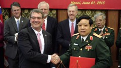 Bộ trưởng Quốc phòng Mỹ Ashton Carter và Bộ trưởng Quốc phòng Việt Nam Phùng Quang Thanh bắt tay sau khi ký một tuyên bố vè tầm nhìn chung về hợp tác quốc phòng tại Hà Nội, ngày 1/6/2015.