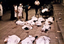 Nhân viên y tế đứng cạnh thi thể của những người biểu tình bị sát hại tại Quảng trường Thiên An Môn vào ngày 4/6/1989.