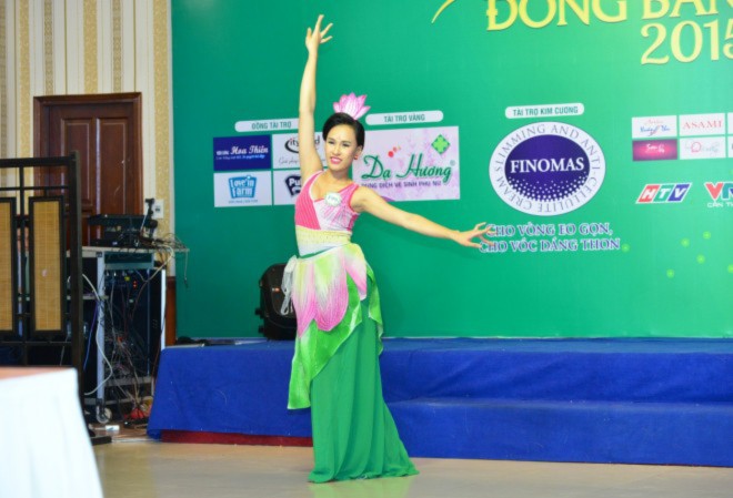 Phạm Hồ Phương Ngân là 1 trong 4 thí sinh chọn múa sen làm tiết mục dự thi
