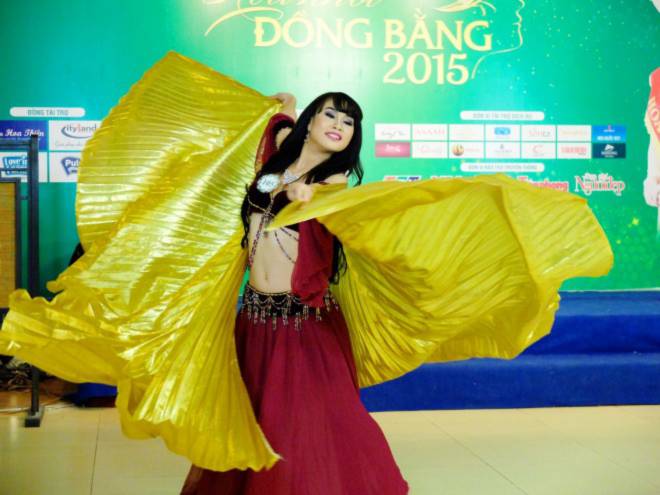 Thí sinh Dương Thái Thiên Thanh thể hiện khả năng belly dance