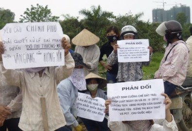 Nhiều nông dân nghèo mất ruộng ở Việt Nam đi biểu tình đòi đất vì không được bồi thường thỏa đáng.