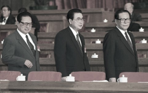 Chủ tịch Quốc hội Kiều Thạch (trái), Thủ tướng Lí Bằng (giữa) và Chủ tịch Giang Trạch Dân (phải) tiến đến chỗ ngồi trước khi khai mạc phiên họp Đại hội Đại biẻu Nhân dân Toàn quốc tại Đại lễ đường nhân dân ở Bắc Kinh ngày 6 tháng 3 năm 1996. (Robyn BEC / AFP / Getty Images)